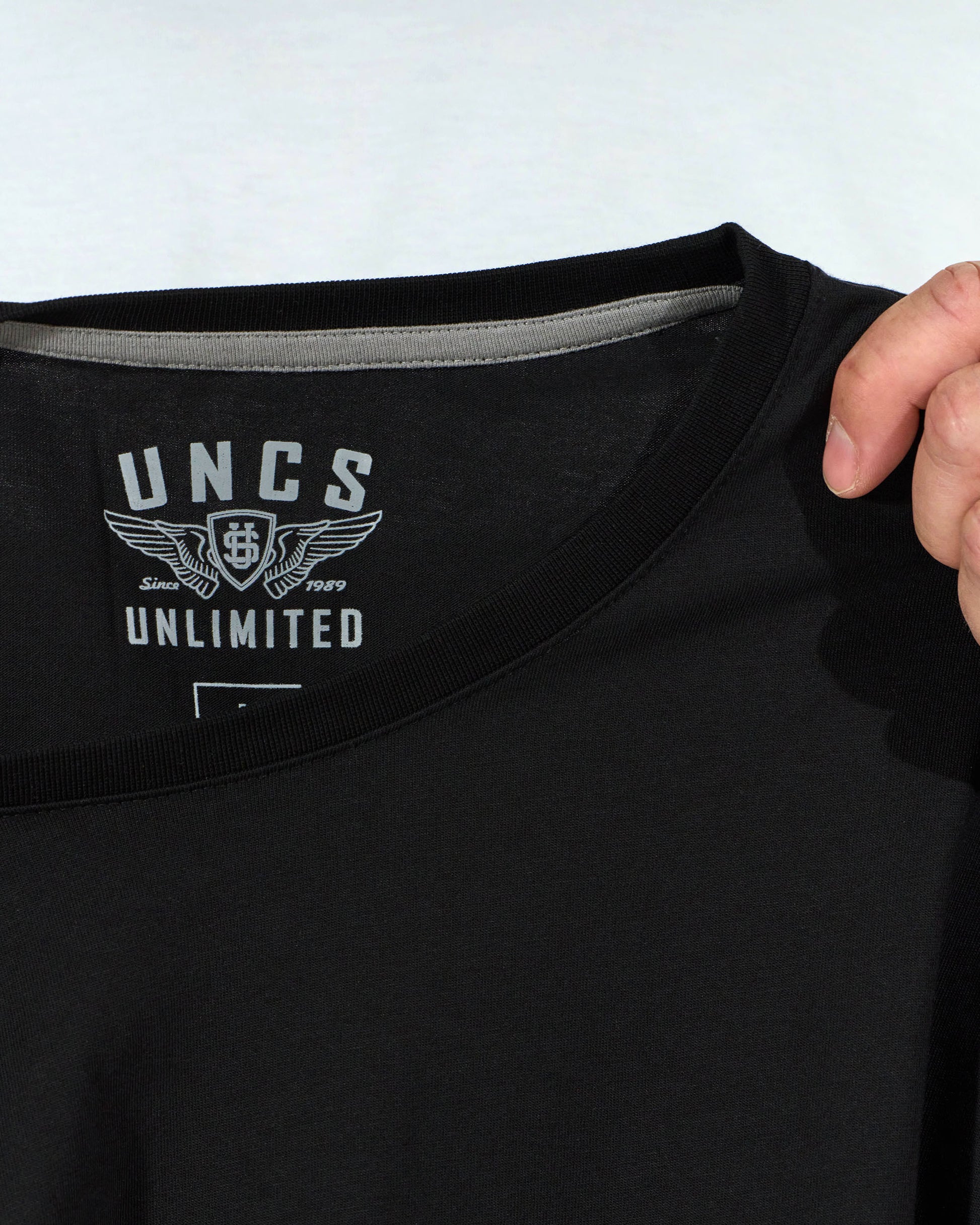 BASIC V Men's T-Shirt BLACK